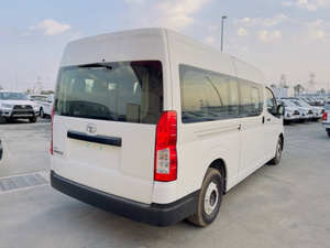 SUV d'occasion 2022 avec moteur diesel turbo, boîte automatique, transmission intégrale, sièges en cuir et intérieur sombre - Product Image 3