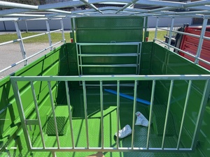 Remorque pour bétail verte à essieu simple avec escalier hydraulique pour le transport de bovins, ovins, porcins et équins - Product Image 3