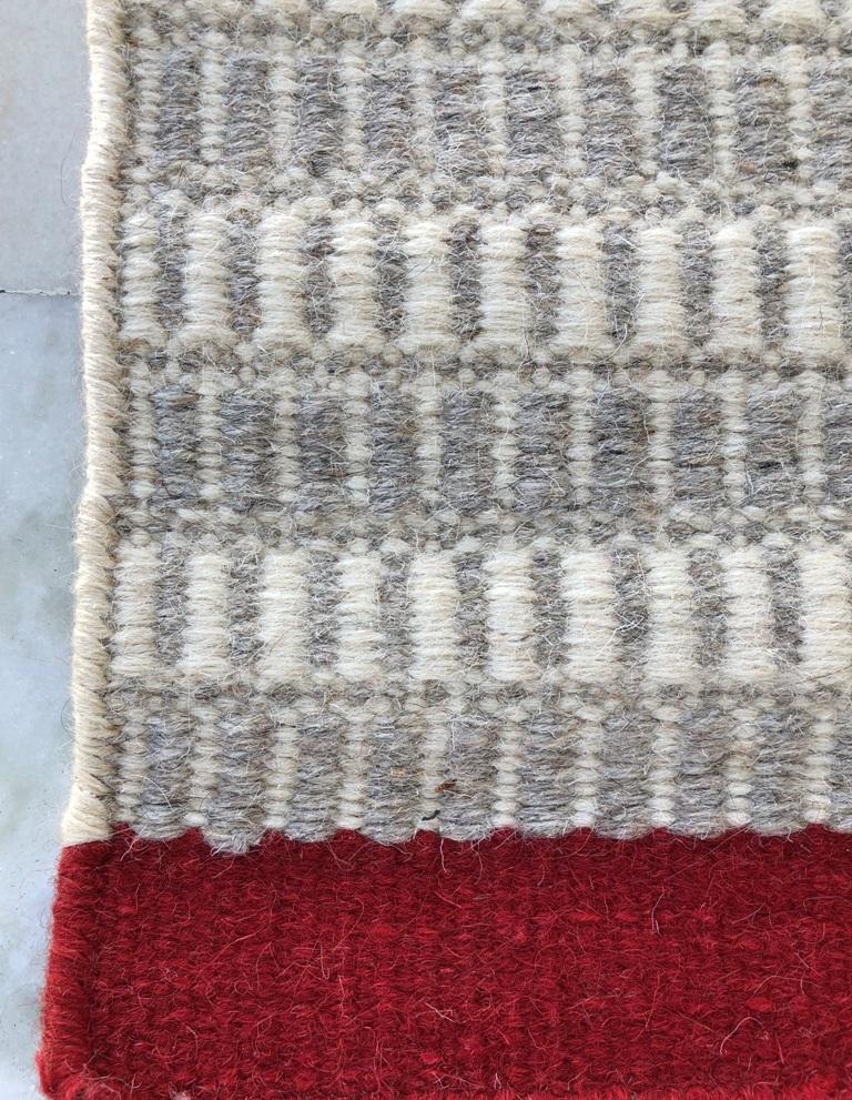 สีขาวสีแดงสีเทา