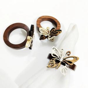 Rond de serviette élégant en bois avec fleurs Décor de table rustique Parfait pour les mariages, les fêtes à la maison et les paramètres de table inspirés de la nature - Product Image 4