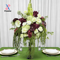 Centre de table en fleurs d'hortensia rouge vin, de calla et de rose pour la décoration de réception de mariage