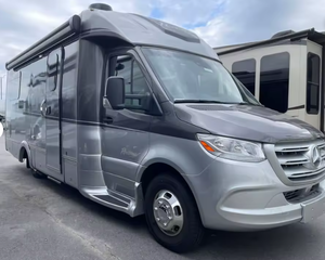 Autocaravanas Usadas Regency RV Ultra Brougham 25UL Más Vendidas, para 4-6 Pasajeros, EURO 5, Una Habitación, Interiores Espaciosos, Listas para Usar - Product Image 2