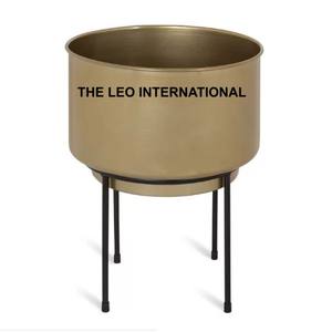 Grand pot de fleurs d'intérieur auto-arrosant, pots de fleurs pour l'extérieur, pots de jardin, support en métal, forme ronde, finition dorée - Product Image 1