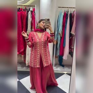 Salwar kameez en coton exclusif avec un haut à richement brodé et un palazzo avec un dupatta assorti pour les sorties décontractées, vente en gros - Product Image 3