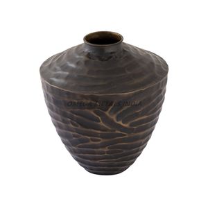 Ensemble de vases en métal personnalisés de couleur bronze élégante avec une forme texturée unique et un design contemporain pour des intérieurs élégants - Product Image 1