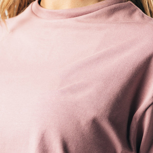 Venta al por mayor 180 GSM algodón blanco recortado camisetas para mujeres bebé ajustado Crop Top Tee para verano diseño de impresión de pantalla - Product Image 3