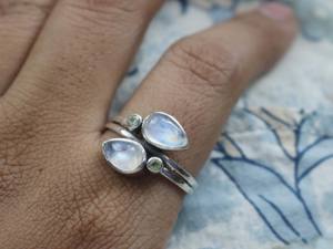 Bague de fiançailles empilable en argent sterling 925 faite à la main avec pierre de lune arc-en-ciel naturelle pour femmes - Product Image 5