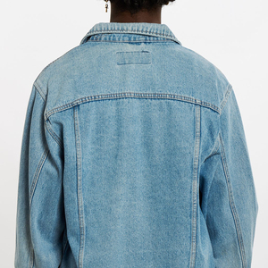 Veste en jean délavé bleu clair pour hommes Vêtements d'extérieur en jean décontractés classiques avec logo personnalisé disponible Coupe confortable Toutes les tailles offertes - Product Image 4