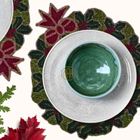 Ensemble de sets de table et sous-verres de Noël faits main, ornés de perles, motif couronne de Noël, avec baies de houx festives et nœud rouge, pour dîner de Noël