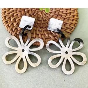 Boucles d'oreilles en corne de bœuf polies à la main, brillance naturelle, fabricant et fournisseur d'Inde, pour les événements de fête et de mode - Product Image 2