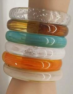 Brazaletes de Resina Impermeables de Diseño para Mujer con Colores Personalizados y Textura Pulida para un Estilo Elegante en el Brazo - Product Image 2