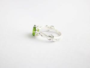 Bague en argent sterling 925 avec pierre de péridot solitaire sertie à griffes pour femmes - Product Image 5