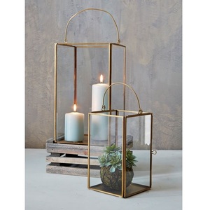 โคมไฟแก้วกรอบโลหะสีทองโบราณดีไซน์วินเทจทำด้วยมือพร้อมการพิมพ์ที่ปรับแต่งได้และที่จับลวดโลหะ - Product Image 1