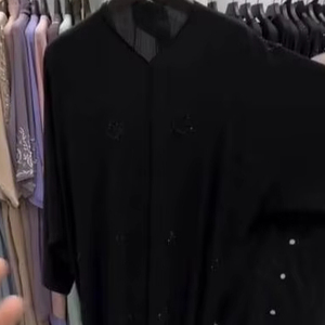 เสื้อผ้ามุสลิมแบบดั้งเดิมของผู้หญิงแบบสุภาพเรียบร้อยหรูหราสไตล์อาบายาแบบพรีเมี่ยมรวมอุปกรณ์เสริม - Product Image 1