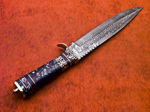 Couteau Bowie en acier Damas personnalisable OEM fait à la main avec manche en résine turquoise et étui en cuir à motif torsadé pour EDC - Product Image 2