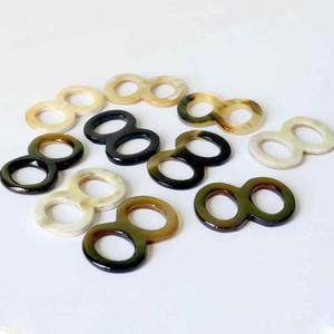 Anneau pour écharpe en corne de buffle avec polissage lisse, ajoutant une élégance douce et une tenue sécurisée à toute écharpe, de haute qualité - Product Image 1