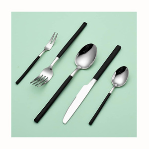 Vente en gros tendance personnalisé élégant métal cuillère fourchette couteau hôtel couverts en acier inoxydable ensemble de couverts avec manche en bois - Product Image 5