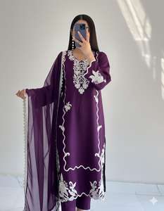 Conjunto Anarkali de 3 Piezas Cosido 2025, Listo para Usar, Camisa de Seda Bordada, Dupatta de Chifón con Encaje y Pantalones - Product Image 1