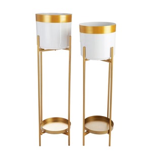 Les grands supports de jardinières en métal élèvent votre espace avec des designs à la mode des jardinières suspendues pour le salon du balcon - Product Image 1