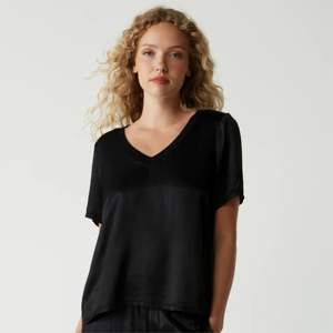 Camiseta ecológica con cuello en V para mujer, hecha de bambú orgánico, suave en la piel, hipoalergénica y sostenible - Product Image 2