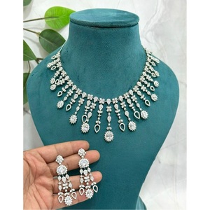IMPRESIONANTE SPARKLES Classy White Rodium Plated Moissanite Premium Quality Collar Pendientes Set Joyería tradicional para mujer - Product Image 1