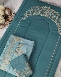 Tapis de prière en soie de luxe fabriqué à partir de matériaux lisses de haute qualité offrant confort, stabilité et concentration pendant une longue prière - Product Image 1