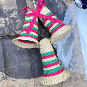 Adorno Navideño de Cono de Pasto Marino Colorido, Proveedor de Vietnam, OEM ODM, Mimbre Natural, Decoración Festiva, Artesanía Ecológica para las Fiestas - Product Image 1