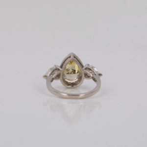 Anillo de compromiso de Halo de tres piedras de diamante creado en laboratorio de corte de pera amarilla, Diamante de corte redondo, anillo de regalo de aniversario de oro sólido de 18KT - Product Image 4