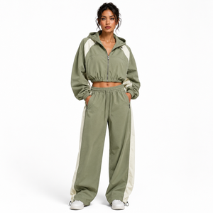 Ensemble de survêtement coupe-vent court pour femme ONE APEX, vert sauge, léger, avec sweat à capuche zippé imprimé et pantalon large 100 % coton - Product Image 1