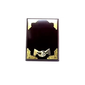 Placa de madera de buena calidad con apretón de manos de metal para reconocimiento de empleados y ceremonias de logros especiales a precio de exportación - Product Image 1