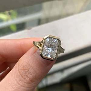 Bague de fiançailles en diamant de laboratoire Radiant 2,00 ct sertie clos, couleur D-E-F, clarté VVS-VS, certificat IGI - Product Image 1