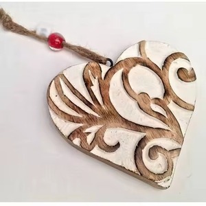 Décoration de Noël moderne en métal rouge en forme de cœur suspendu avec taille et finition personnalisables, écologique et durable - Product Image 6