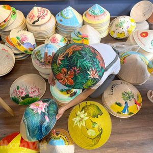 Los sombreros cónicos vietnamitas están hechos a mano en Vietnam. - Product Image 5
