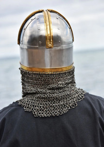 Casque Viking Décoratif en Acier avec Finition Artisanale Détaillée pour Présentation de Costumes, Expositions Muséales et Décoration Intérieure - Product Image 2