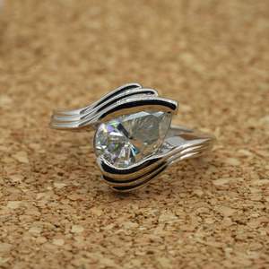 Anillo de diamante cultivado en laboratorio de oro Premium 3,40 quilates corte de pera E Color IGI certificado ético sostenible proveedor mayorista - Product Image 1