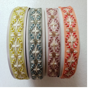 Hecho a medida en cordones bordados de tela base de red multicolor en diseños de flores y en cuatro colores para fines de reventa. - Product Image 5