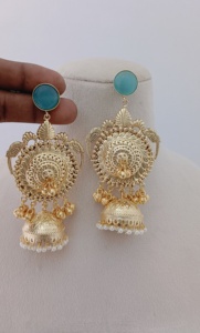 Radiance South Indian Temple Jhumkas Set Joyería Acabado lujoso Ornamentación única Producto a granel Diseño personalizado - Product Image 3