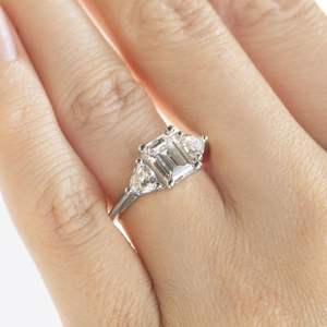 Bague de fiançailles à trois pierres en diamant taille émeraude pour femme - Product Image 1