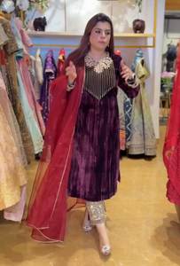 Conjunto de Sari + Blusa de Estilo Pakistaní, Informal, de Alta Calidad Extrema, con Patrón Único de Puntadas, Terciopelo de Seda Viscosa Pura y Pesada - Product Image 3