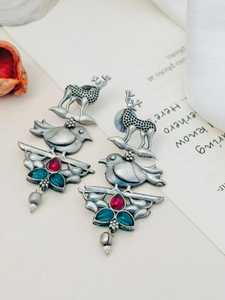 ต่างหูเงินแบบห้อยของชาวเยอรมันสำหรับผู้หญิงที่มีลวดลายของนกและกวางที่สลับซับซ้อนตกแต่งด้วยการออกซิไดซ์สำหรับสไตล์ที่มีเอกลักษณ์ของชนเผ่า - Product Image 2