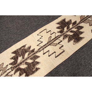 พรมขนสัตว์ตุรกีโบราณขนาดเล็ก 2.5x9.4 ฟุต สีเบจ-น้ำตาล ลายปะติดปะต่อ ด้านหลังเป็นยางลาเท็กซ์ เป็นมิตรกับสิ่งแวดล้อม - Product Image 3