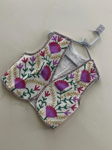 Suzani เสื้อกั๊กสั้นผ้าฝ้ายลายดอกไม้สุดชิคแจ็กเก็ตแนวโบฮีเมียนปักลายด้วยเสื้อแขนกุดเสื้อกั๊กเสื้อกั๊กเสื้อกั๊กปักลายฤดูร้อน - Product Image 5