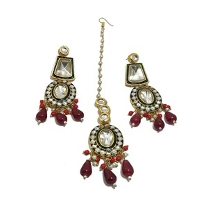 Ensemble de collier en or plaqué or avec diamants taillés en émeraude rouge et pierres Kundan Polki, style classique et tendance, idéal pour un mariage, une fête ou comme cadeau. - Product Image 5