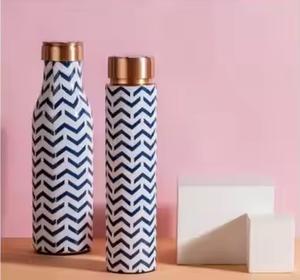 Etiqueta engomada del estilo del forro Botella de agua de cobre puro impresa disponible con tamaños personalizados Botella de beneficios para la salud disponible para la venta - Product Image 1