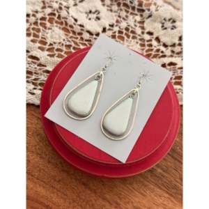Boucles d'oreilles pendantes en opale (synthétique) et argent sterling, motif goutte d'eau, fabriquées à la main par des artisans Navajo - Product Image 4
