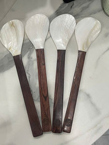 Cuillère à caviar en nacre avec logo personnalisé manche en bois cuillère à dîner élégante et exquise faite à la main pas chère du Vietnam - Product Image 3
