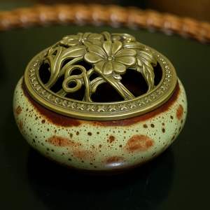 Cenicero floral clásico vintage Diseño redondo con elegante base de cerámica verde y parte superior de latón para fumar cigarrillos - Product Image 1