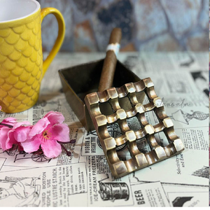 Elaborado con un toque marítimo, Este cenicero de latón macizo cuenta con elegantes grabados de ancla, que ofrecen un guiño a las tradiciones náuticas - Product Image 2