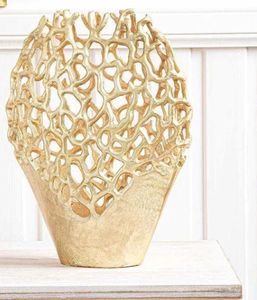 Esta maceta de aluminio ofrece un aspecto metálico refinado y duradero para uso contemporáneo en interiores y exteriores. - Product Image 4