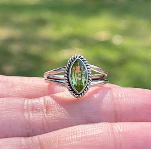 Bague minimaliste en argent sterling 925 faite à la main pour femme pierre de naissance d'août 10x5mm marquise lunette réglage Quartz péridot naturel - Product Image 2